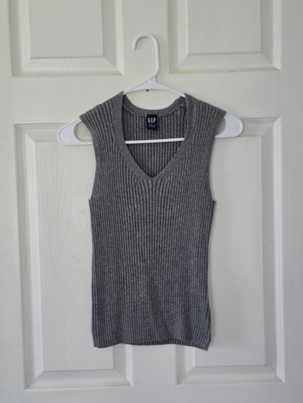 Vintage 2001 y2k GAP gray cotton ribbed knit v-neck sweater vest in a size large